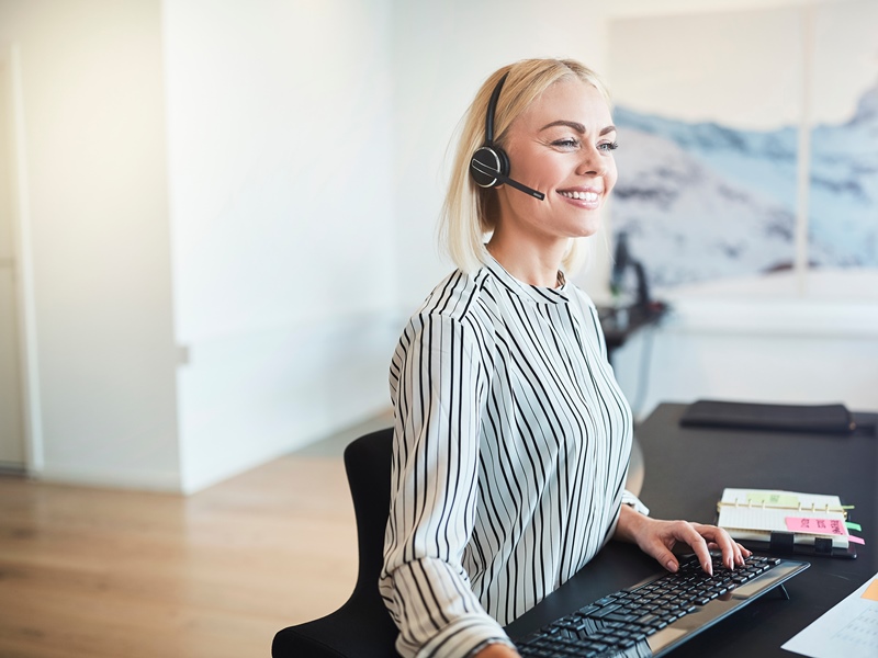 Zentrale Frau am Telefon
